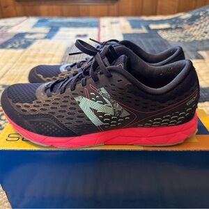 Ladies Navy Blue & Hot Pink New Balance Size 9 Tennis Shoes with Mint Accent